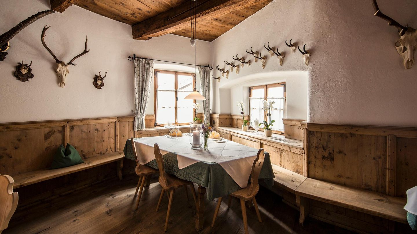 Hotels und Gasthäuser: Steinbock Wo vor vielen Jahrhunderten die Herren von Villanders zu Gericht saßen, genießen heute Gäste in hübsch aufgemöbelten Zimmern rustikale Schlossatmosphäre, Weinverkostungen (im ehemaligen Kerker!) und feines Essen im Restaurant. Adresse: Villanders, Defreggergasse 14, Tel. 0472-84 31 11, www.zumsteinbock.com, DZ/F ab 88 € Steinbock Wo vor vielen Jahrhunderten die Herren von Villanders zu Gericht saßen, genießen heute Gäste in hübsch aufgemöbelten Zimmern rustikale Schlossatmosphäre, Weinverkostungen (im ehemaligen Kerker!) und feines Essen im Restaurant. Adresse: Villanders, Defreggergasse 14, Tel. 0472-84 31 11, www.zumsteinbock.com, DZ/F ab 88 €