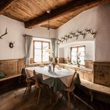 Steinbock  Wo vor vielen Jahrhunderten die Herren von Villanders zu Gericht saßen, genießen heute Gäste in hübsch aufgemöbelten Zimmern rustikale Schlossatmosphäre, Weinverkostungen (im ehemaligen Kerker!) und feines Essen im Restaurant.  Adresse: Villanders, Defreggergasse 14, Tel. 0472-84 31 11, www.zumsteinbock.com, DZ/F ab 88 €