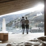 Ansitz zum Löwen/Weißes Kreuz   Der Dielenboden knarrt, Sonnenstrahlen fallen durch schmale Fenster auf die kunstvoll geschnitzten Deckenfresken. Der »Ansitz zum Löwen« steht seit 800 Jahren am Dorfplatz von Burgeis, war Bauern-, Handels- und Wohnhaus – und ist nun ein außergewöhnliches Hotel. Die Architekten Stephan Marx und Elke Ladurner haben das denkmalgeschützte Ensemble in die Gegenwart geholt, mit Sichtbeton, Glas und viel Gespür für Tradition. Die neun Suiten sind zum Teil im Original-Renaissance- Stil eingerichtet, die Bäder modern mit Granit und Stahl. Im Stammhaus gegenüber, dem Hotel Weißes Kreuz, gibt es weitere Zimmer, einen Pool mit Panoramablick und feine Südtiroler Küche.  Adresse: Burgeis/Mals, Burgeis 82, Tel. 0473-83 13 07, www.weisseskreuz.it, DZ/HP ab 174 €