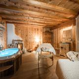 Lüsnerhof  Im Wald oberhalb vom Lüsnerhof trifft man Menschen mit glühenden Wangen, die sehr wenig anhaben - einen Bademantel vielleicht. Sie kommen aus der Bachsauna, die zwischen Bäumen an einem Gebirgsbach versteckt ist. Weiter oben auf der Almwiese steht eine in indianische Schwitzhütte, in der es eher um  Wiedergeburt als um Wellness geht – die einzige Schamanin Südtirols verhilft Gästen dort zur inneren Reinigung. Wer nur oberflächlich genießen will, ist im Wanderhotel im Lüsnertal oberhalb von Brixen ebenfalls richtig – im Solebad treibt man garantiert auf der Oberfläche, auch wenn man beim Gourmet-Menü zu viel gegessen hat.  Adresse: Lüsen, Runggerstr. 20, www.luesnerhof.it, Tel. 0472-41 36 33, DZ/HP ab 252 €