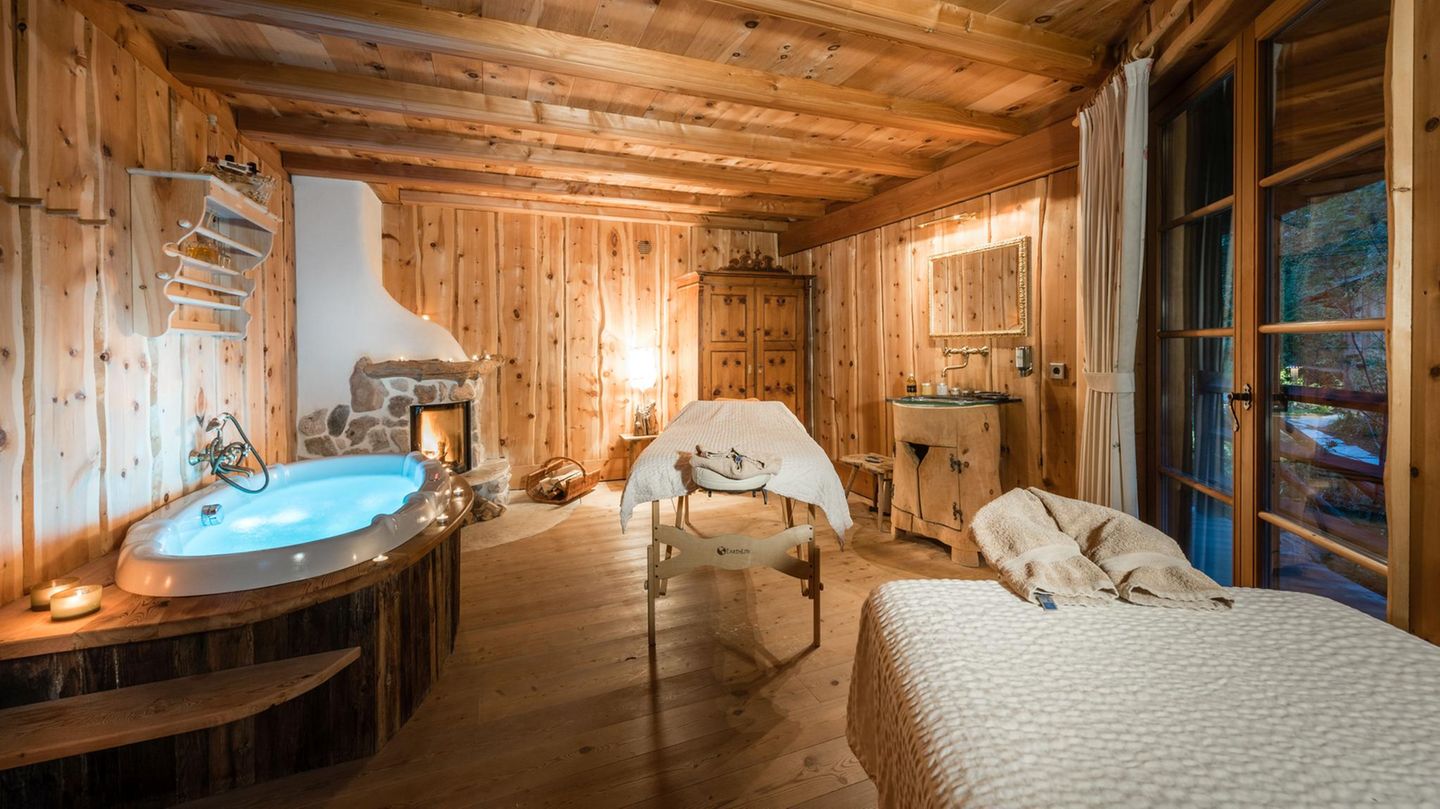 Hotels und Gasthäuser: Lüsnerhof Im Wald oberhalb vom Lüsnerhof trifft man Menschen mit glühenden Wangen, die sehr wenig anhaben - einen Bademantel vielleicht. Sie kommen aus der Bachsauna, die zwischen Bäumen an einem Gebirgsbach versteckt ist. Weiter oben auf der Almwiese steht eine in indianische Schwitzhütte, in der es eher um Wiedergeburt als um Wellness geht – die einzige Schamanin Südtirols verhilft Gästen dort zur inneren Reinigung. Wer nur oberflächlich genießen will, ist im Wanderhotel im Lüsnertal oberhalb von Brixen ebenfalls richtig – im Solebad treibt man garantiert auf der Oberfläche, auch wenn man beim Gourmet-Menü zu viel gegessen hat. Adresse: Lüsen, Runggerstr. 20, www.luesnerhof.it, Tel. 0472-41 36 33, DZ/HP ab 252 € Lüsnerhof Im Wald oberhalb vom Lüsnerhof trifft man Menschen mit glühenden Wangen, die sehr wenig anhaben - einen Bademantel vielleicht. Sie kommen aus der Bachsauna, die zwischen Bäumen an einem Gebirgsbach versteckt ist. Weiter oben auf der Almwiese steht eine in indianische Schwitzhütte, in der es eher um Wiedergeburt als um Wellness geht – die einzige Schamanin Südtirols verhilft Gästen dort zur inneren Reinigung. Wer nur oberflächlich genießen will, ist im Wanderhotel im Lüsnertal oberhalb von Brixen ebenfalls richtig – im Solebad treibt man garantiert auf der Oberfläche, auch wenn man beim Gourmet-Menü zu viel gegessen hat. Adresse: Lüsen, Runggerstr. 20, www.luesnerhof.it, Tel. 0472-41 36 33, DZ/HP ab 252 €