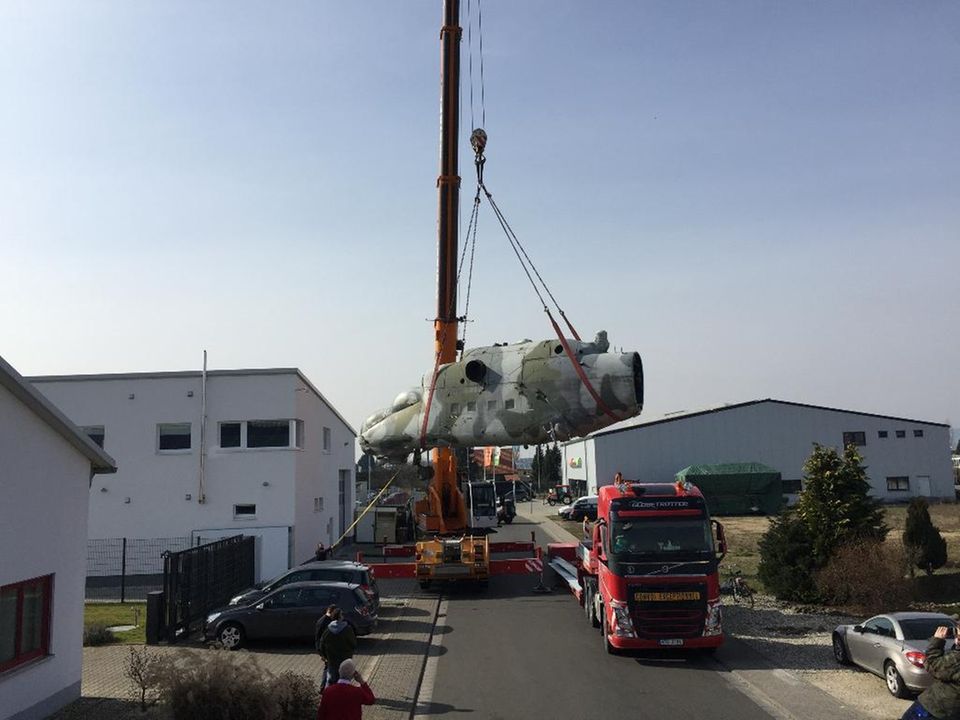 Russischer Chopper Mi-24: Mit einem entsprechenden Lkw kann man das Monstrum durchaus transportieren. Mit einem entsprechenden Lkw kann man das Monstrum durchaus transportieren.