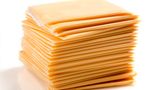 Finger weg von Scheiblettenkäse  Eigentlich dürfte sich dieser "Käse" gar nicht "Käse" nennen. Enthalten sind nämlich vor allem Zusatzstoffe wie krankmachende Phosphate. Daher ein absolutes No-Go. Vorsicht vor allem vor Käse auf dem Cheeseburger, den es in den meisten Fast-Food-Lokalen gibt.