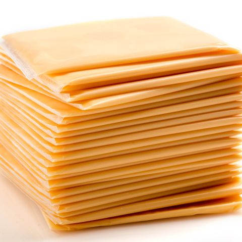Finger weg von Scheiblettenkäse  Eigentlich dürfte sich dieser "Käse" gar nicht "Käse" nennen. Enthalten sind nämlich vor allem Zusatzstoffe wie krankmachende Phosphate. Daher ein absolutes No-Go. Vorsicht vor allem vor Käse auf dem Cheeseburger, den es in den meisten Fast-Food-Lokalen gibt.
