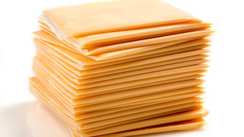 Finger weg von Scheiblettenkäse  Eigentlich dürfte sich dieser "Käse" gar nicht "Käse" nennen. Enthalten sind nämlich vor allem Zusatzstoffe wie krankmachende Phosphate. Daher ein absolutes No-Go. Vorsicht vor allem vor Käse auf dem Cheeseburger, den es in den meisten Fast-Food-Lokalen gibt.