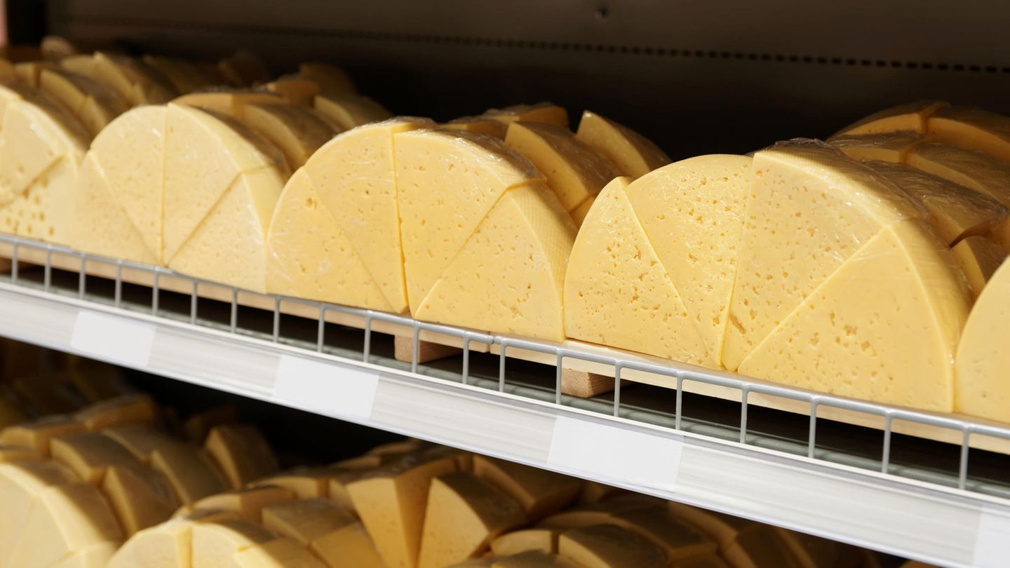 Finger weg von fettreduziertem Käse  Vorsicht, wenn ein Produkt mit Fettreduktion beworben wird. Meist enthalten sie gesundheitsschädliche Zusatzstoffe, um das Fett aufzuwiegen. 
