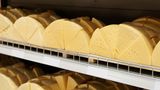 Finger weg von fettreduziertem Käse  Vorsicht, wenn ein Produkt mit Fettreduktion beworben wird. Meist enthalten sie gesundheitsschädliche Zusatzstoffe, um das Fett aufzuwiegen. 