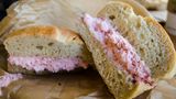 Finger weg von gesüßtem Frischkäse  Frischkäse ist keinesfalls verwerflich. Ist der Käse aber voll mit Zucker zusätzlich gesüßt, sollte man lieber die Finger davon lassen. Sie enthalten Zucker und Süßstoffe wie Aspartam, das unter Krebsverdacht steht. 