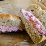 Finger weg von gesüßtem Frischkäse  Frischkäse ist keinesfalls verwerflich. Ist der Käse aber voll mit Zucker zusätzlich gesüßt, sollte man lieber die Finger davon lassen. Sie enthalten Zucker und Süßstoffe wie Aspartam, das unter Krebsverdacht steht. 