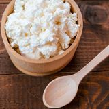 Zugreifen bei Hüttenkäse  Er ist voll von Proteinen und dabei kalorienarm. Gern mehr davon!