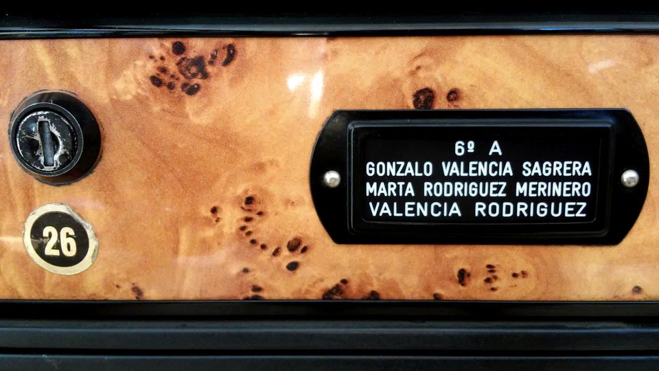 Doppelte Nachnamen gehören in Spanien dazu - "Rodriguez" gehört mit zu den häufigsten Der Name "Rodriguez" ist auf einem Namensschild an einem Briefkasten zu lesen