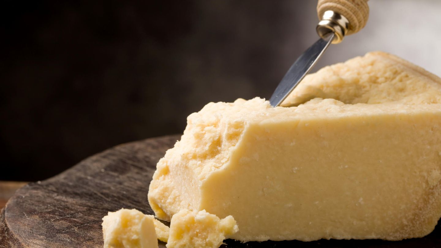 Zugreifen bei Parmesan  Natürlicherweise ist das italienische Prachtstück fetter als andere Käsesorten, dafür ist er umami (die fünfte Geschmacksrichtung 'fleischig', 'herzhaft') und verleiht allen Gerichten die rundherum perfekte Note.