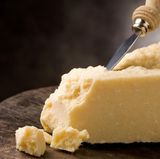 Zugreifen bei Parmesan  Natürlicherweise ist das italienische Prachtstück fetter als andere Käsesorten, dafür ist er umami (die fünfte Geschmacksrichtung 'fleischig', 'herzhaft') und verleiht allen Gerichten die rundherum perfekte Note.