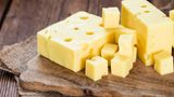 Zugreifen bei Schweizer Käse wie Emmentaler  Schweizer Käse mit AOP-Siegel darf nur in einer bestimmten Region hergestellt werden. Meist sind diese biologisch. Einer Studie zu Folge, enthalten Bio-Käsesorten 62 Prozent mehr Omega-3-Fettsäuren als konventionelle Käsesorten. Zudem ist er eine gute Quelle an Kalzium und Protein. So wird Emmentaler hergestellt.