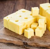 Zugreifen bei Schweizer Käse wie Emmentaler  Schweizer Käse mit AOP-Siegel darf nur in einer bestimmten Region hergestellt werden. Meist sind diese biologisch. Einer Studie zu Folge, enthalten Bio-Käsesorten 62 Prozent mehr Omega-3-Fettsäuren als konventionelle Käsesorten. Zudem ist er eine gute Quelle an Kalzium und Protein. So wird Emmentaler hergestellt.