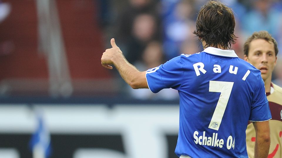 "Raúl" heißt eigentlich Raúl González Blanco Fußballspieler "Raúl" im Trikot des FC Schalke 04