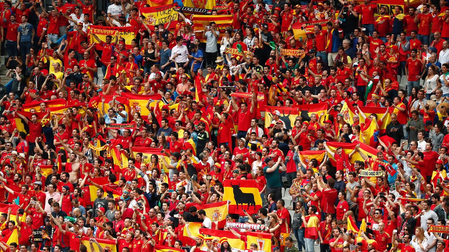 Spanien-Fans feuern ihre Mannschaft an