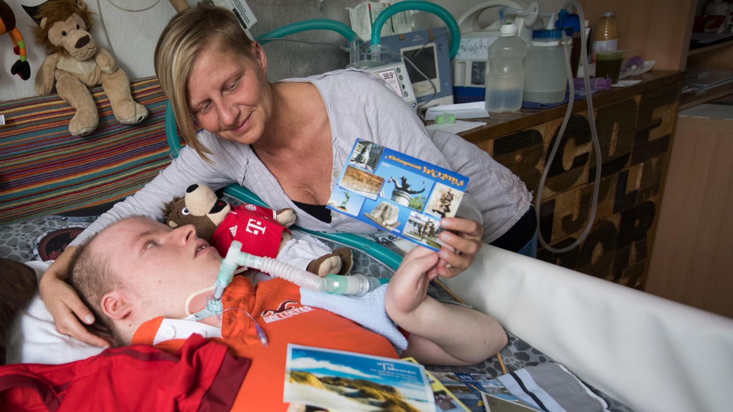 Marvins Aufruf, ihm Postkarten zu schicken, ist auf große Resonanz gestoßen. "Wenn ich nicht hinaus in die Welt kann, dann soll die Welt zu mir kommen", hatte Marvins Krankenpfleger vor einer Woche in dessen Namen auf der Facebook-Seite von Marvins Mutter (rechts) geschrieben. "Bitte schickt mir ganz viele Postkarten, damit ich weiß, wie groß die Welt außerhalb meines Zimmers ist."