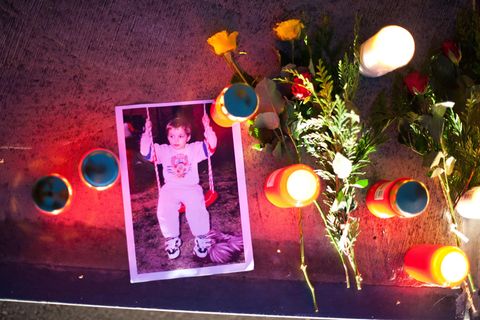 Ein Foto des verschwundenen Pascal liegt am 30.09.2011 auf dem Marktplatz in Saarbrücken (Saarland) neben Kerzen.