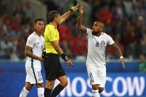 Proteste aus Verzweiflung: Chiles Arturo Vidal (r.) beschwert sich bei Schiedsrichter Damir Skomina