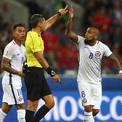 Proteste aus Verzweiflung: Chiles Arturo Vidal (r.) beschwert sich bei Schiedsrichter Damir Skomina
