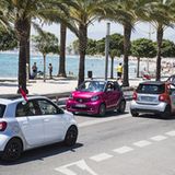 Die kleinen Autos bevölkern den Strand