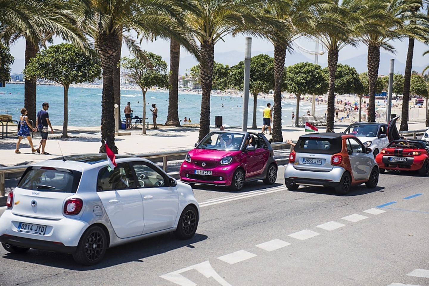 Die kleinen Autos bevölkern den Strand