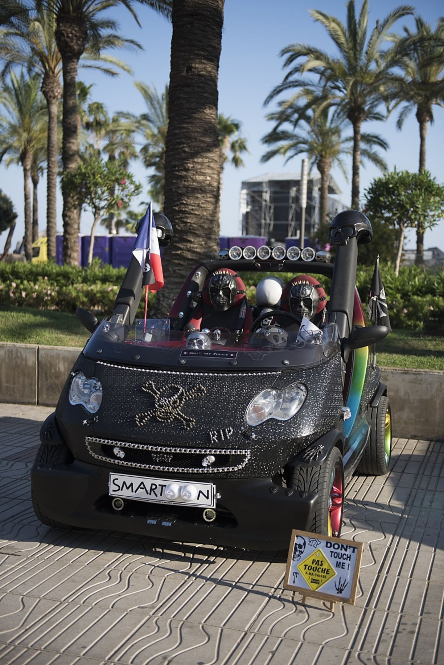 Dieser Smart ist eine Mischung aus Mad Max-Vehikel und Death Metal-Rock