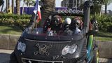 Dieser Smart ist eine Mischung aus Mad Max-Vehikel und Death Metal-Rock