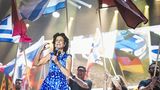 Smart-Chefin Annette Winkler peitscht die Menge ein