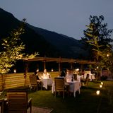 Zur goldenen Rose  Im Mittelalter gab es im Schnalstal ein Kartäuserkloster. Davon existieren nur noch Ruinen, aber in Karthaus kann man trotzdem noch in Ruhe einkehren und zu sich finden. Paul Grüner bewahrt die Tradition des uralten Wirtshauses, das es schon im 15. Jahrhundert gab, und verblüfft gleichzeitig mit irren Ideen. Er ließ aus Gletschermineralien eine eigene Kosmetiklinie herstellen und serviert Knödel-Degustationsmenüs mit Steinpilz-, Trüffel-, Kartoffel-, Spinat- oder Marillenknödeln, um nur einige zu nennen. Anschließend rollt man in die ruhigen, mit Holzmöbeln und warmen Farben gestalteten Zimmer.  Adresse: Schnals, Karthaus 29, www.goldenerose.it, Tel. 0473-67 91 30, DZ/HP ab 198 €