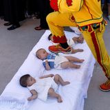 Juni    Castrillo de Murcia, Spanien. Warum auch immer diese Tradition entstanden ist - die Bewohner von Castrillo de Murcia pflegen sie seit 400 Jahren. Beim so genannten "El Colacho" springen als Teufel verkleidete Menschen über Babys, die in den vergangenen zwölf Monaten geboren wurden. Nun ja.