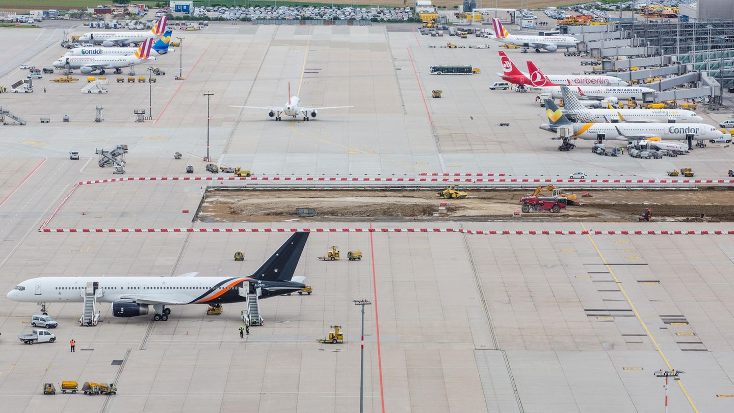 Verschiedene Flugzeuge stehen auf dem Vorfeld vom Flughafen in Stuttgart