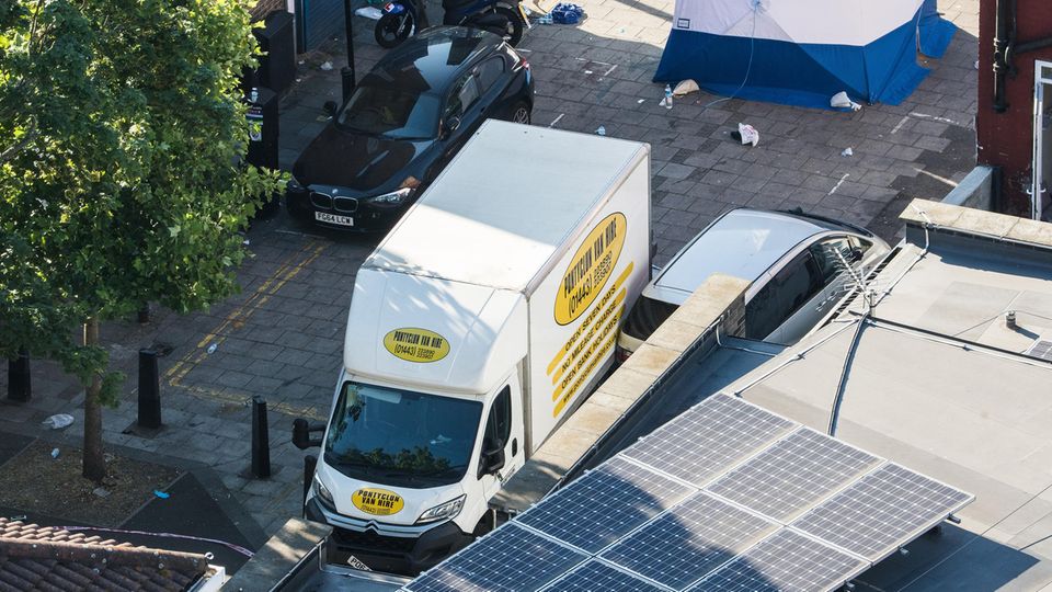 Der weiße Lieferwagen, mit dem ein 48-Jähriger in der Nacht in eine Menschenmenge gerast war Der weiße Lieferwagen, mit dem ein 48-Jähriger in der Nacht in eine Menschenmenge gerast war
