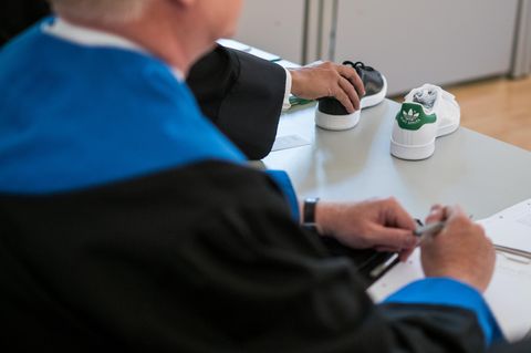 Adidas Sportschuhe des Models "Stan Smith" stehen bei der Verhandlung gegen Puma auf einem Tisch im Landegericht Braunschweig.