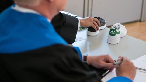Adidas Sportschuhe des Models "Stan Smith" stehen bei der Verhandlung gegen Puma auf einem Tisch im Landegericht Braunschweig.