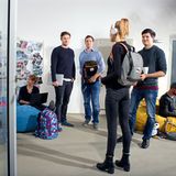 Deutscher Gründerpreis 2017: Männer mit Taschen Fond of Bags – Preisträger in der Kategorie Aufsteiger: Sven-Oliver Pink, Oliver Steinki und Florian Michajlezko (v. l.) sind Wiederholungstäter: 2012 kamen sie mit „Ergobag“-Schulrucksäcken als Start-up ins Gründerpreis-Finale. Inzwischen sind sie Markt­führer und haben sechs weitere Taschenmarken aufgebaut – allesamt kultig, nachhaltig und sehr erfolgreich.