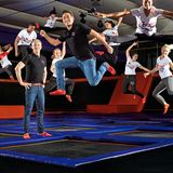 Deutscher Gründerpreis 2017: Sprung ins Glück Jump House – Finalist in der Kategorie Start-up: Till Walz (l.) und Christoph Ahmadi sind ziemlich schnellentschlossene Typen. Fünf Trampolin-Parks betreiben sie in Hamburg, Berlin, Flensburg, Köln und Leipzig. Drei weitere sind in Vor­bereitung. Die Idee dazu importierten sie aus den USA, als sie sahen, wie glücklich Menschen sind, die hüpfen.