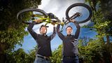 Deutscher Gründerpreis 2017: Präzision als Antrieb Pinion – Finalist in der Kategorie Aufsteiger: Christoph Lermen (l.) und Michael Schmitz waren fasziniert von den präzisen Schaltgetrieben in der Autoindustrie. Wieso gibt es die nicht fürs Fahrrad?, fragten sie – und legten los. Ihr 18-Gang-Getriebe wird inzwischen von mehr als 70 Fahrrad­herstellern verbaut und schaltet verschleißfrei und zuverlässig in jeder Lage.