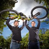 Deutscher Gründerpreis 2017: Präzision als Antrieb Pinion – Finalist in der Kategorie Aufsteiger: Christoph Lermen (l.) und Michael Schmitz waren fasziniert von den präzisen Schaltgetrieben in der Autoindustrie. Wieso gibt es die nicht fürs Fahrrad?, fragten sie – und legten los. Ihr 18-Gang-Getriebe wird inzwischen von mehr als 70 Fahrrad­herstellern verbaut und schaltet verschleißfrei und zuverlässig in jeder Lage.