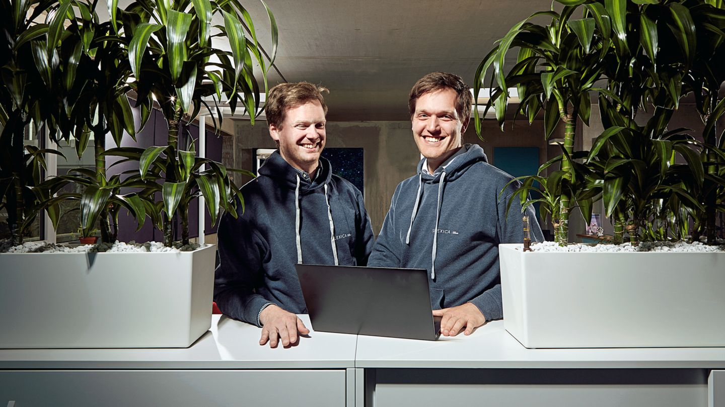 Deutscher Gründerpreis 2017: Wenn Computer programmieren Silexica – Finalist in der Kategorie Start-up: Johannes Emigholz (l.) und Maximilian Odendahl zeigen, dass gute Software nicht nur aus dem Silicon Valley kommt, sondern auch aus dem Rheintal. Ihr Programm optimiert Software für Hochleistungsrechner und ist weltweit gefragt für schwierige Anwendungen, etwa im Mobilfunk oder bei autonomen Autos. Deutscher Gründerpreis 2017: Wenn Computer programmieren Silexica – Finalist in der Kategorie Start-up: Johannes Emigholz (l.) und Maximilian Odendahl zeigen, dass gute Software nicht nur aus dem Silicon Valley kommt, sondern auch aus dem Rheintal. Ihr Programm optimiert Software für Hochleistungsrechner und ist weltweit gefragt für schwierige Anwendungen, etwa im Mobilfunk oder bei autonomen Autos.