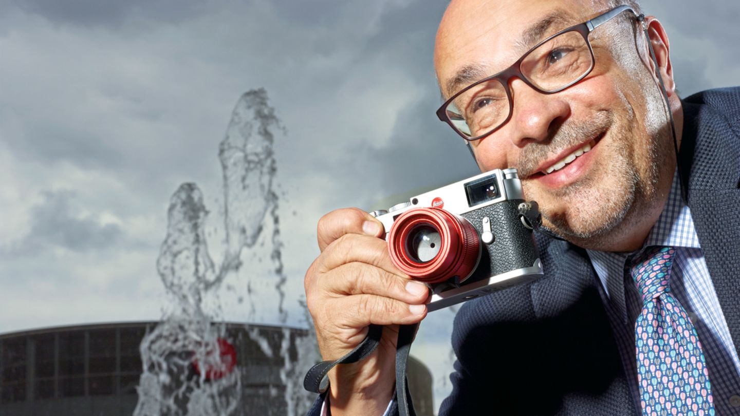 Deutscher Gründerpreis 2017: Tradition ganz digital Andreas Kaufmann – Preisträger in der Kategorie Sonderpreis: Kaufmann war von Beruf Lehrer, mit einer Neigung zur Fotografie, die ihm seine Tante vermittelt hatte. Als sie ihm ihr Vermögen hinterließ, folgte er der gemeinsamen Leidenschaft und kaufte sich in die damals sterbende Traditionsmarke Leica ein. Mit vollem Einsatz sanierte er den Edelkamera-Hersteller und führte ihn in die digitale Zukunft, ohne dabei die alten Werte aufzugeben. Deutscher Gründerpreis 2017: Tradition ganz digital Andreas Kaufmann – Preisträger in der Kategorie Sonderpreis: Kaufmann war von Beruf Lehrer, mit einer Neigung zur Fotografie, die ihm seine Tante vermittelt hatte. Als sie ihm ihr Vermögen hinterließ, folgte er der gemeinsamen Leidenschaft und kaufte sich in die damals sterbende Traditionsmarke Leica ein. Mit vollem Einsatz sanierte er den Edelkamera-Hersteller und führte ihn in die digitale Zukunft, ohne dabei die alten Werte aufzugeben.