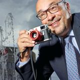 Deutscher Gründerpreis 2017: Tradition ganz digital Andreas Kaufmann – Preisträger in der Kategorie Sonderpreis: Kaufmann war von Beruf Lehrer, mit einer Neigung zur Fotografie, die ihm seine Tante vermittelt hatte. Als sie ihm ihr Vermögen hinterließ, folgte er der gemeinsamen Leidenschaft und kaufte sich in die damals sterbende Traditionsmarke Leica ein. Mit vollem Einsatz sanierte er den Edelkamera-Hersteller und führte ihn in die digitale Zukunft, ohne dabei die alten Werte aufzugeben.