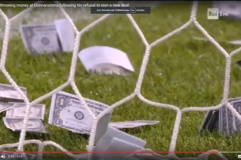 Falsche Dollarscheine auf dem Spielfeld während der U21-Partie Italien gegen Dänemark