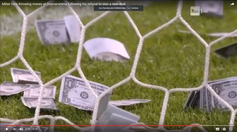 Falsche Dollarscheine auf dem Spielfeld während der U21-Partie Italien gegen Dänemark