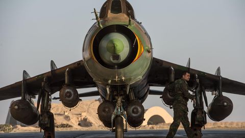 Eine syrische Su-22 auf einem Stützpunkt bei Homs.