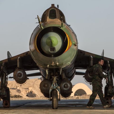 Eine syrische Su-22 auf einem Stützpunkt bei Homs.