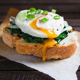 3. Eier  Pochierte Eier, Spiegeleier, Rühreier oder Omelette sind der perfekte Start in den Tag. Eier sind voll von Proteinen, kombinieren Sie Ihr Eigericht mit Gemüse für die nötigen Ballaststoffe beispielsweise mit Spinat, Pilzen oder Tomaten.      Hier ein Rezept für Eggs Benedict (pochierte Eier mit Sauce Hollandaise).      Zutaten:  Brot-Muffins oder Pita-Brote, Schinken, Ei      Sauce hollandaise: 100 g ungesalzene Butter, 2 Bio-Eigelbe, 1 TL Senf, 1 EL Weißweinessig, 1 EL Zitronensaft      Zubereitung:  Zuerst das Ei pochieren: Ei in einem Glas aufschlagen. Einen großen Topf mit Wasser zum Kochen bringen, Essig hinzufügen. Das siedende Wasser kreisförmig in Bewegung setzen und in die Mitte langsam das Ei hineingleiten lassen. Etwa zwei bis drei Minuten pochieren lassen. Dann das pochierte Ei aus dem Wasser schöpfen und kurz abtrocknen lassen.   Für die Sauce hollandaise Butter in einem Topf schmelzen lassen, über einem Wasserbad die Eigelbe in eine Schüssel geben und mit dem Zitronensaft und dem Senf schaumig schlagen. Dann langsam die Butter unterrühren. (Tipp: Falls die Sauce flockt, helfen ein paar Spritzer Wasser). Mit Essig abschmecken.  Schinken, Ei und Sauce hollandaise auf dem Pita-Brot anrichten und servieren.  Fertig!