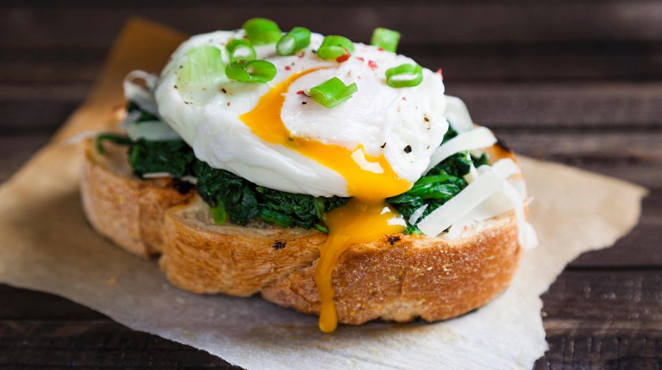 3. Eier  Pochierte Eier, Spiegeleier, Rühreier oder Omelette sind der perfekte Start in den Tag. Eier sind voll von Proteinen, kombinieren Sie Ihr Eigericht mit Gemüse für die nötigen Ballaststoffe beispielsweise mit Spinat, Pilzen oder Tomaten.      Hier ein Rezept für Eggs Benedict (pochierte Eier mit Sauce Hollandaise).      Zutaten:  Brot-Muffins oder Pita-Brote, Schinken, Ei      Sauce hollandaise: 100 g ungesalzene Butter, 2 Bio-Eigelbe, 1 TL Senf, 1 EL Weißweinessig, 1 EL Zitronensaft      Zubereitung:  Zuerst das Ei pochieren: Ei in einem Glas aufschlagen. Einen großen Topf mit Wasser zum Kochen bringen, Essig hinzufügen. Das siedende Wasser kreisförmig in Bewegung setzen und in die Mitte langsam das Ei hineingleiten lassen. Etwa zwei bis drei Minuten pochieren lassen. Dann das pochierte Ei aus dem Wasser schöpfen und kurz abtrocknen lassen.   Für die Sauce hollandaise Butter in einem Topf schmelzen lassen, über einem Wasserbad die Eigelbe in eine Schüssel geben und mit dem Zitronensaft und dem Senf schaumig schlagen. Dann langsam die Butter unterrühren. (Tipp: Falls die Sauce flockt, helfen ein paar Spritzer Wasser). Mit Essig abschmecken.  Schinken, Ei und Sauce hollandaise auf dem Pita-Brot anrichten und servieren.  Fertig!