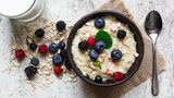 5. Porridge/Haferflocken  Ansetzen können Sie Ihr Porridge mit Wasser, Milch, Mandel- oder Hafermilch. Dazu am besten einen Teelöffel Chiasamen - für Ballaststoffe, Proteine und Omega-3-Fette. Im Porridge schmeckt geriebener Apfel, Mandeln und eine Prise Zimt. Alternativ können Sie Haferflocken auch über Nacht einweichen - das nennt sich 'Overnight Oats'.      Zutaten fürs Grundrezept:  200 ml Mich, 40 g Haferflocken, eine Prise Salz      Zubereitung:  Wasser, Kuhmilch oder Milchalternativen wie Soja- oder Mandel in einen Topf geben und auf hoher Stufe zum Kochen bringen.  Fünf gehäufte EL (ca. 40 g) blütenzarte Haferflocken hineingeben und umrühren.  Mit einer kleinen Prise Salz abschmecken und noch leicht warm in einer Schüssel servieren.   